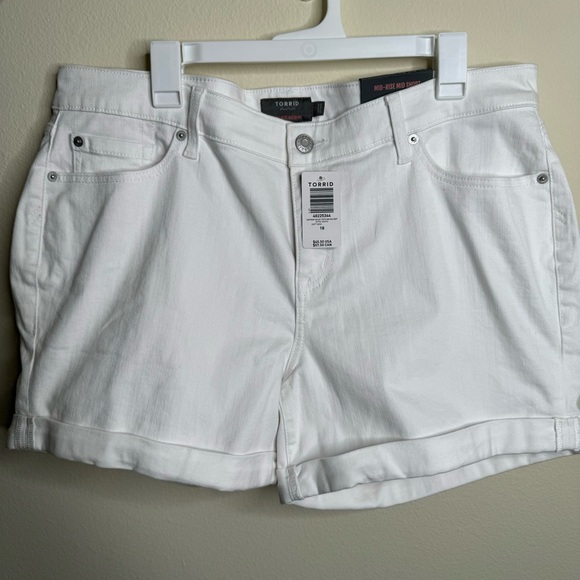 Torrid - 5 Inch Boyfriend Vintage Stretch Mid-Rise Short - Size 18 - Picture 3 of 7